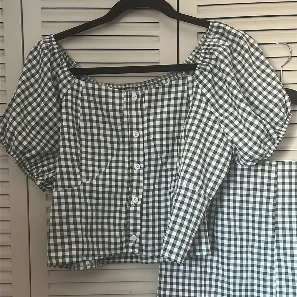 set of puff sleeve Top and ruffle Shorts Set size L green color - Picture 4 of 9